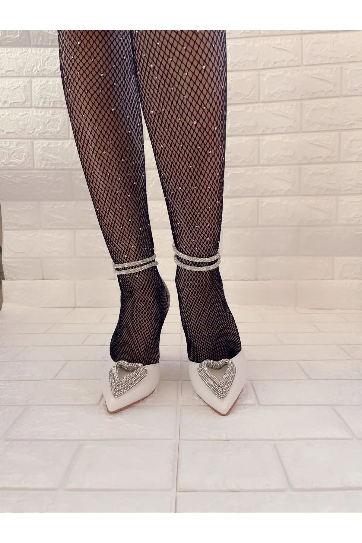 کفش پاشنه بلند زنانه  دار قلبی با رویه سفید چرم و سنگهای کریستالی - 4350 کفش پاشنه بلند زنانه دار قلبی با رویه سفید چرم و سنگهای کریستالی - 4350