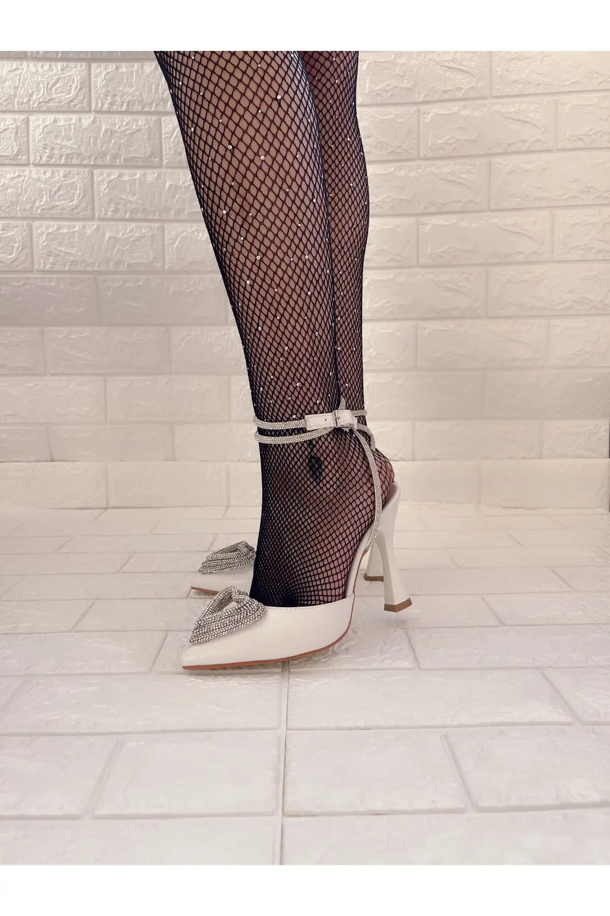 کفش پاشنه بلند زنانه  دار قلبی با رویه سفید چرم و سنگهای کریستالی - 4350 کفش پاشنه بلند زنانه دار قلبی با رویه سفید چرم و سنگهای کریستالی - 4350