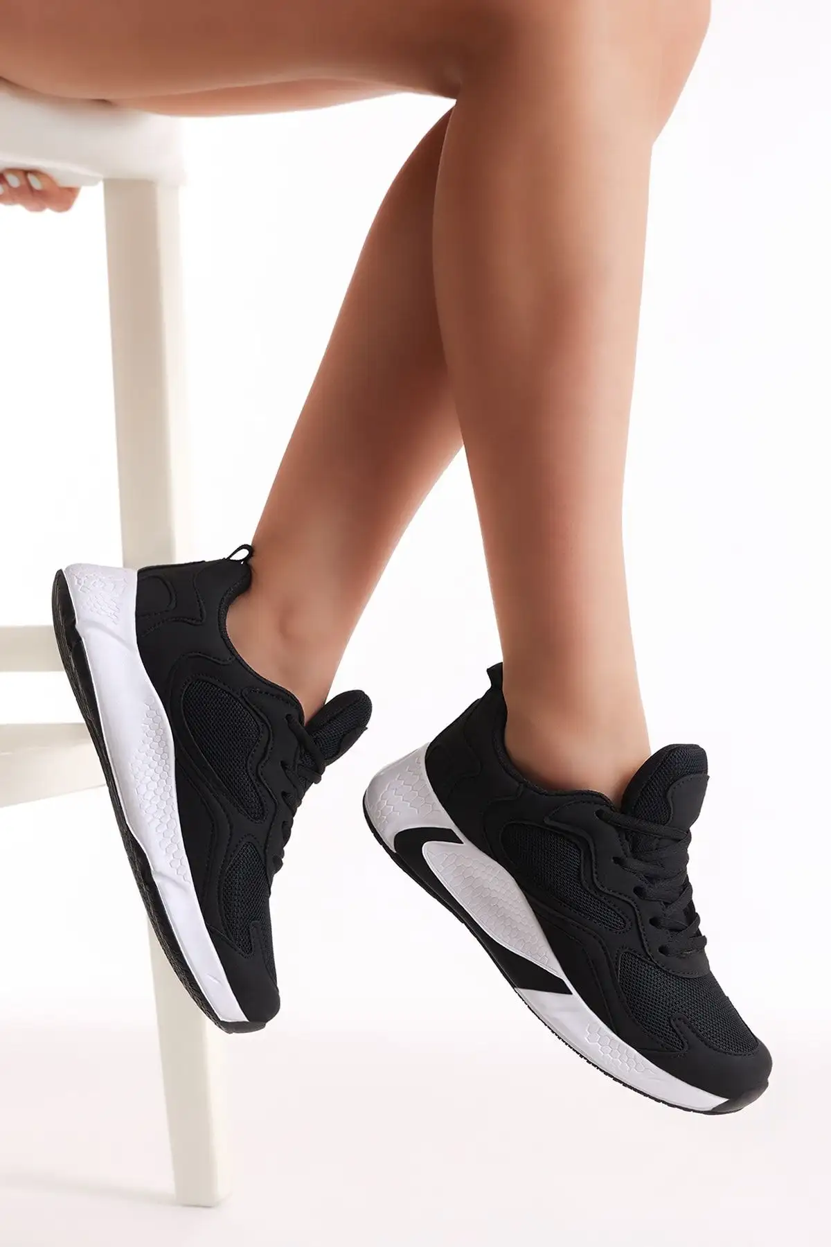 کفش پسرانه  ورزشی زنانه و مردانه مشکی و سفید مدل V2901 - 4489 کفش پسرانه ورزشی زنانه و مردانه مشکی و سفید مدل V2901 - 4489