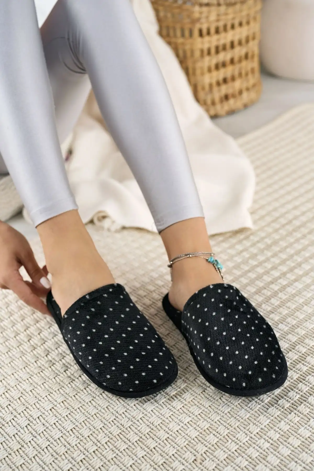 کفش راحتی خانه ترجمه عنوان محصول به فارسی به صورت زیر است:"دمپایی زنانه پاییزی سیاه رنگ، پشمی، قابل شستشو، دمپایی روزمره، دمپایی مهمان، دمپایی جهیزیه عروس" - 3970 کفش راحتی خانه ترجمه عنوان محصول به فارسی به صورت زیر است: "دمپایی زنانه پاییزی سیاه رنگ، پشمی، قابل شستشو، دمپایی روزمره، دمپایی مهمان، دمپایی جهیزیه عروس" - 3970