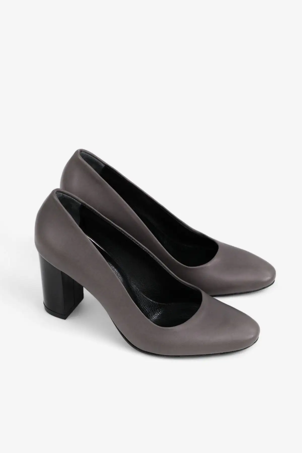 کفش پاشنه بلند زنانه  کلاسیک   چرم طبیعی به رنگ خاکستری برای محیط کار با پاشنه 7.5 سانتیمتری و نرم. - 4330 کفش پاشنه بلند زنانه کلاسیک چرم طبیعی به رنگ خاکستری برای محیط کار با پاشنه 7.5 سانتیمتری و نرم. - 4330