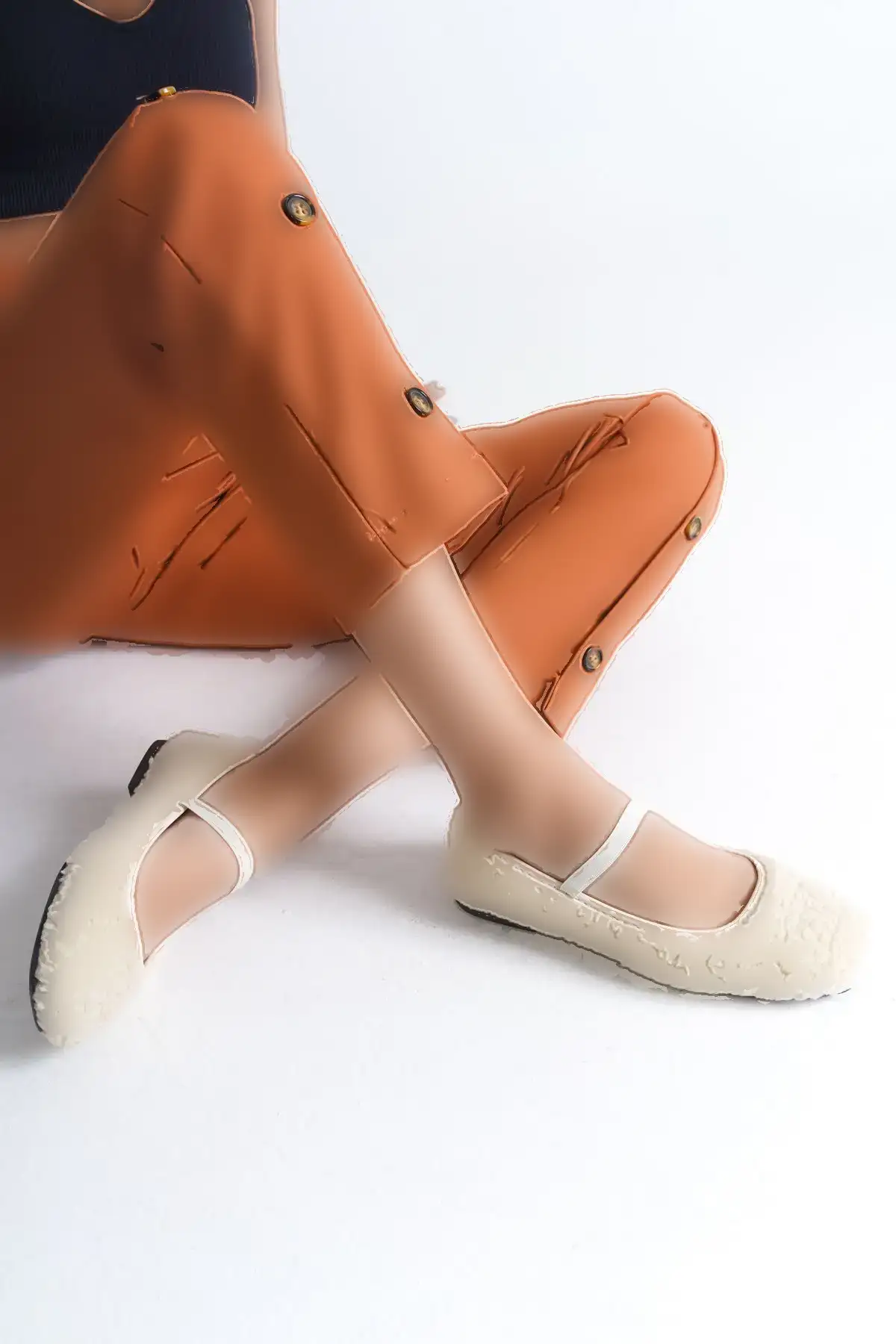 کفش تخت زنانه بابت با کفی چرم مشبک و بند لاستیکی کرکی سفید - 4514