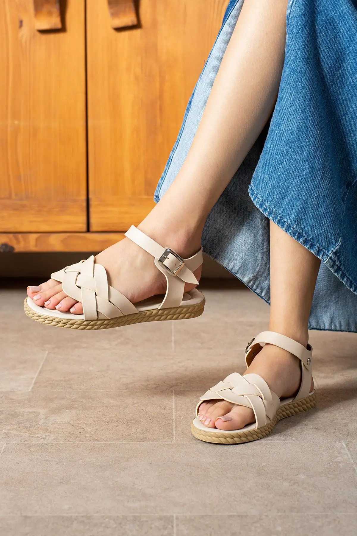 کفش صندل زنانه 1.
2.  مدل Y با بند چسبی
3.  روزمره - 4086 کفش صندل زنانه 1. 2. مدل Y با بند چسبی 3. روزمره - 4086