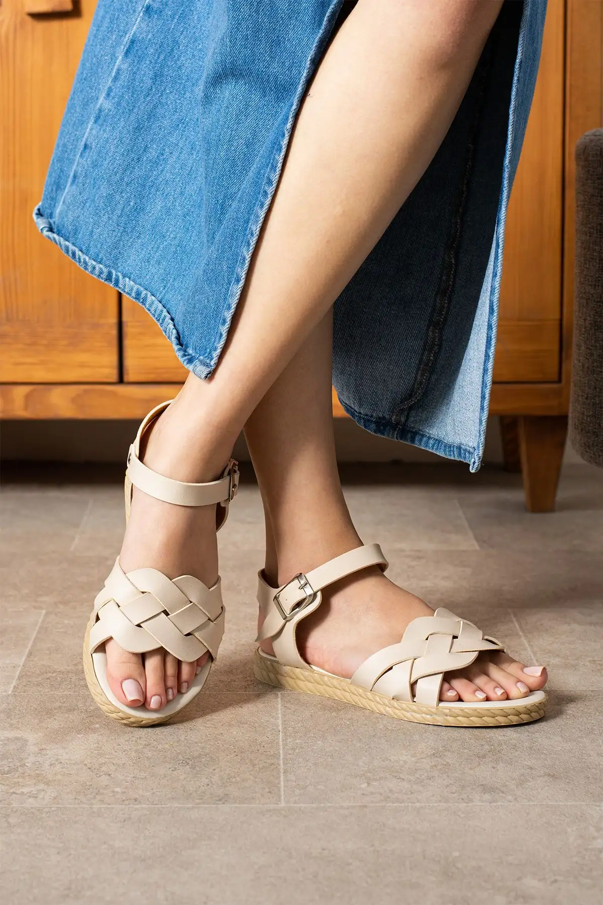 کفش صندل زنانه 1.
2.  مدل Y با بند چسبی
3.  روزمره - 4086 کفش صندل زنانه 1. 2. مدل Y با بند چسبی 3. روزمره - 4086