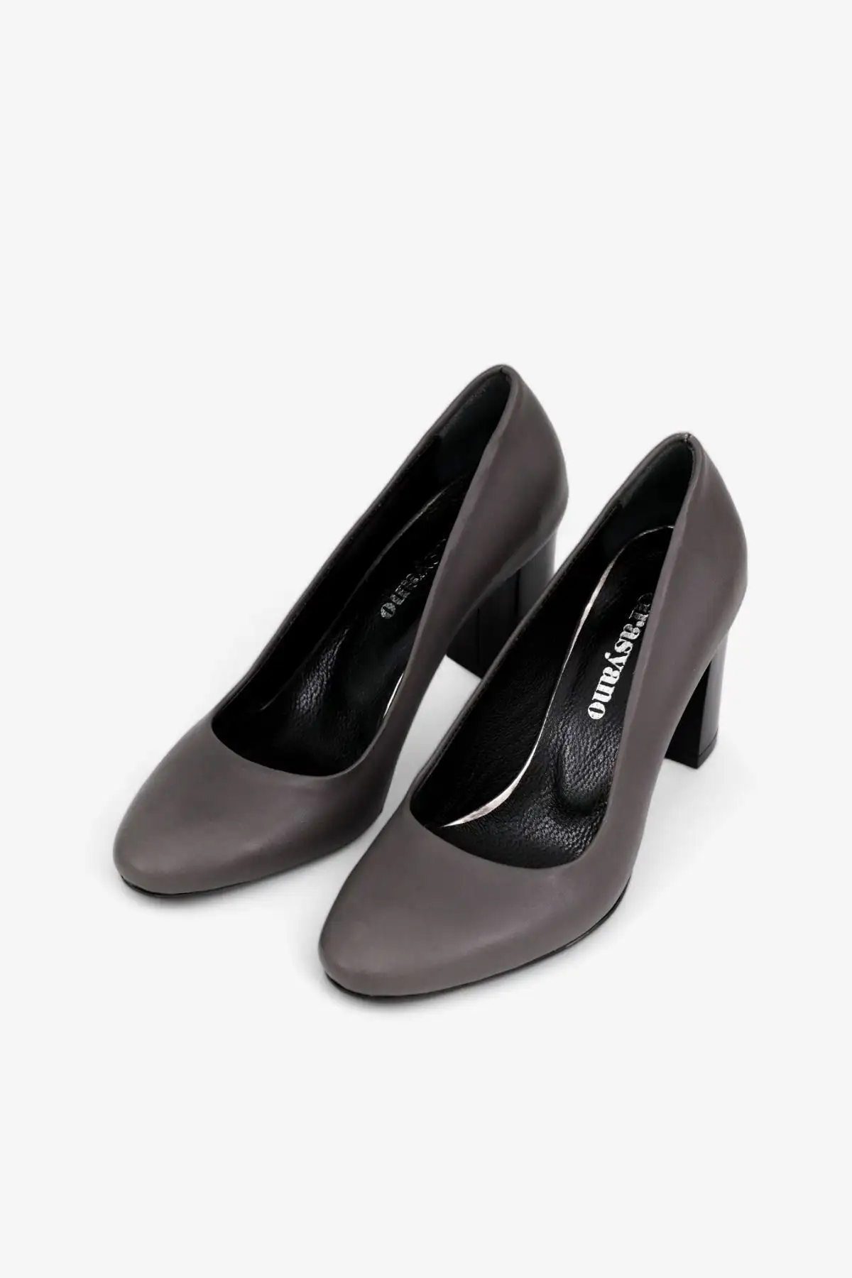 کفش پاشنه بلند زنانه  کلاسیک   چرم طبیعی به رنگ خاکستری برای محیط کار با پاشنه 7.5 سانتیمتری و نرم. - 4330 کفش پاشنه بلند زنانه کلاسیک چرم طبیعی به رنگ خاکستری برای محیط کار با پاشنه 7.5 سانتیمتری و نرم. - 4330