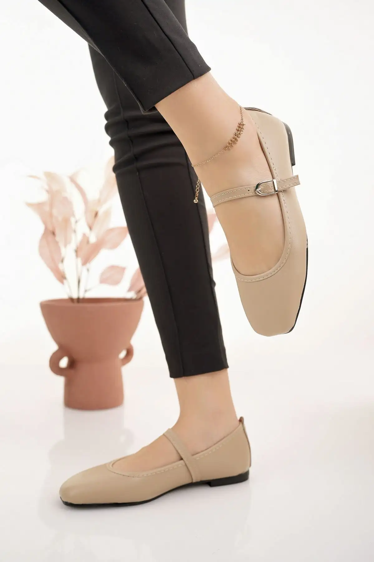 کفش اداری زنانه   بیژ باری که بند دارد، کمربند دار، سبک، راحت و شیک برای کار و استفاده روزمره - 4251 کفش اداری زنانه بیژ باری که بند دارد، کمربند دار، سبک، راحت و شیک برای کار و استفاده روزمره - 4251