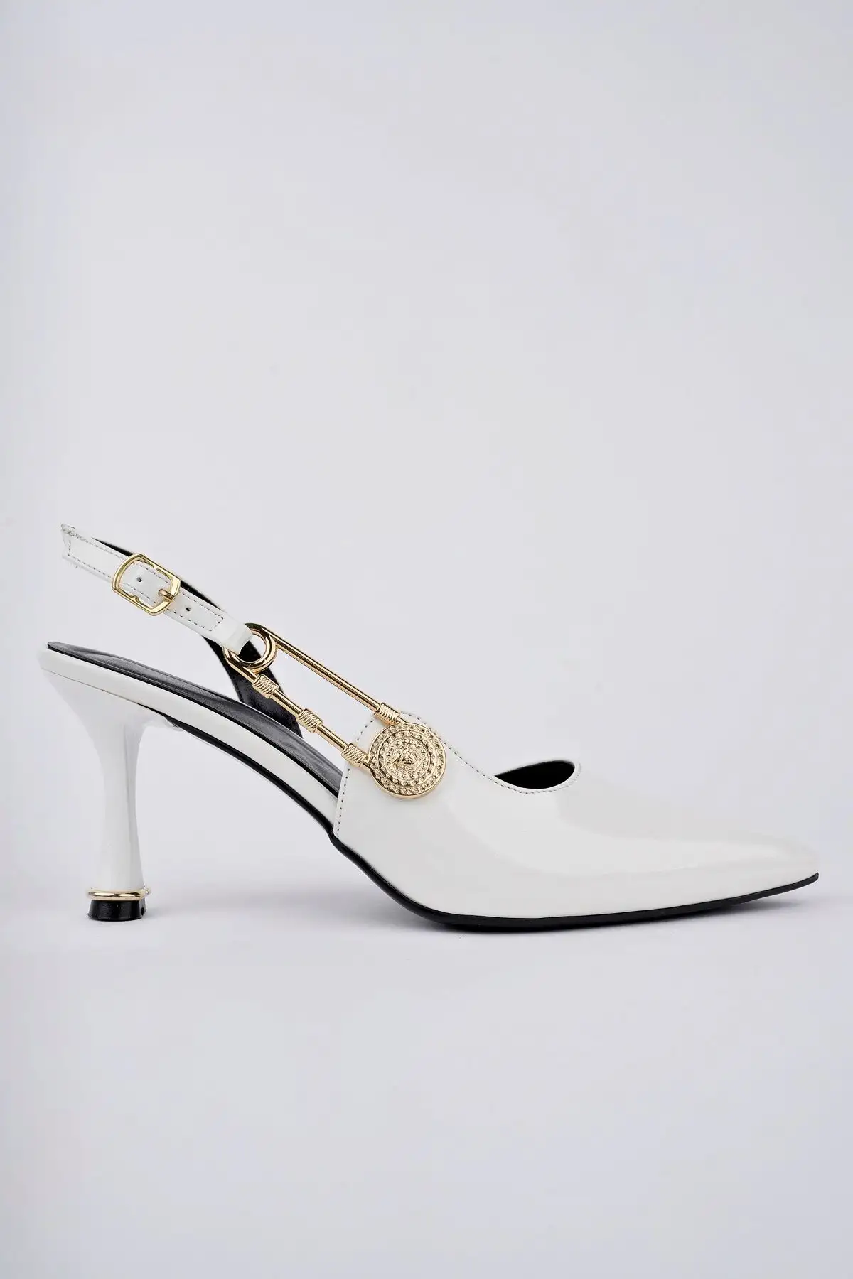 کفش پاشنه بلند زنانه پاشنه با قفل لاکی سفید - پاشنه باریک و شیک | مناسب برای مراسم عروسی و ترکیبهای اداری - 5134 کفش پاشنه بلند زنانه پاشنه با قفل لاکی سفید - پاشنه باریک و شیک | مناسب برای مراسم عروسی و ترکیبهای اداری - 5134