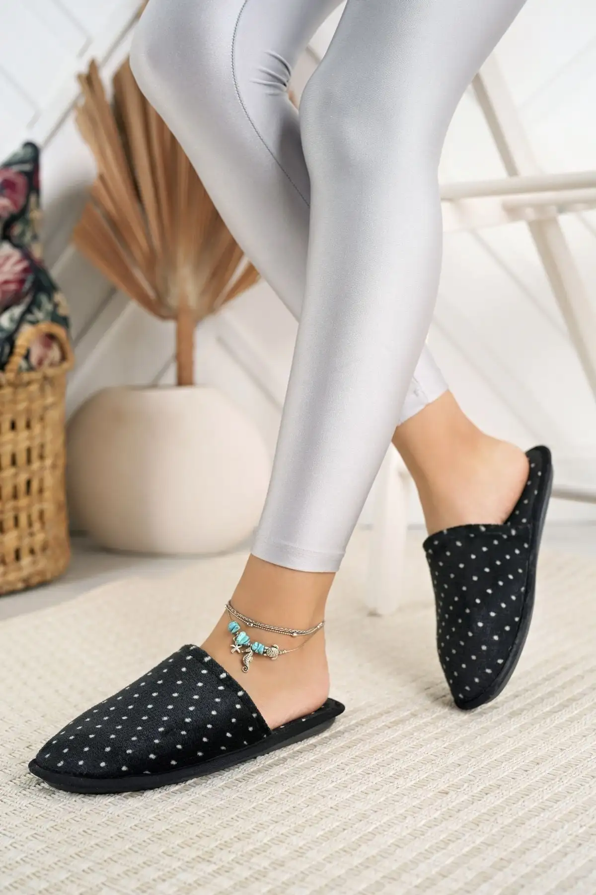 کفش راحتی خانه ترجمه عنوان محصول به فارسی به صورت زیر است:"دمپایی زنانه پاییزی سیاه رنگ، پشمی، قابل شستشو، دمپایی روزمره، دمپایی مهمان، دمپایی جهیزیه عروس" - 3970 کفش راحتی خانه ترجمه عنوان محصول به فارسی به صورت زیر است: "دمپایی زنانه پاییزی سیاه رنگ، پشمی، قابل شستشو، دمپایی روزمره، دمپایی مهمان، دمپایی جهیزیه عروس" - 3970