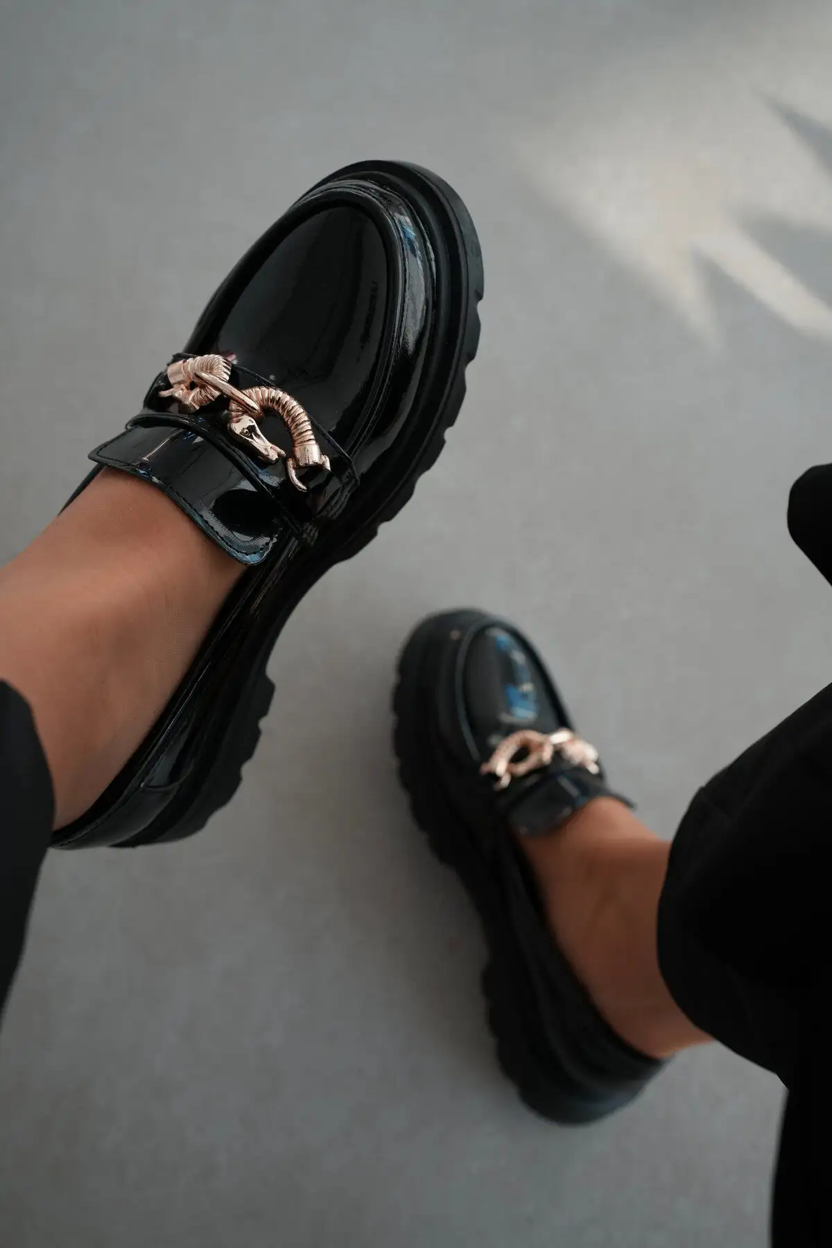 کفش تخت زنانه لوفر زنانه با پاشنه کوتاه و تزئینات لومی گلد - مشکی براق - 3241 کفش تخت زنانه لوفر زنانه با پاشنه کوتاه و تزئینات لومی گلد - مشکی براق - 3241