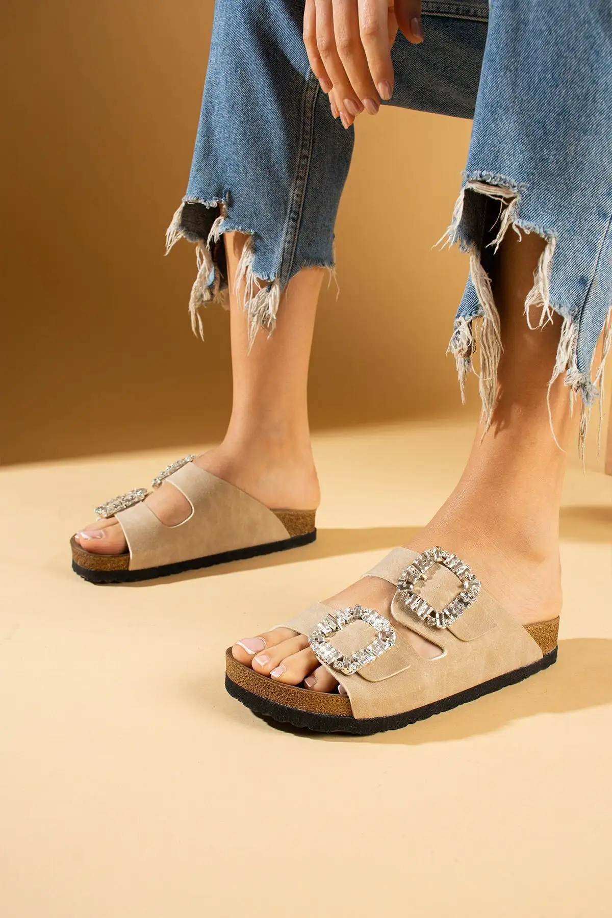 کفش راحتی خانه زنانه صندل راحتی سنگدار با دو قفل آناتومیک رنگ بیژ - 3876 کفش راحتی خانه زنانه صندل راحتی سنگدار با دو قفل آناتومیک رنگ بیژ - 3876