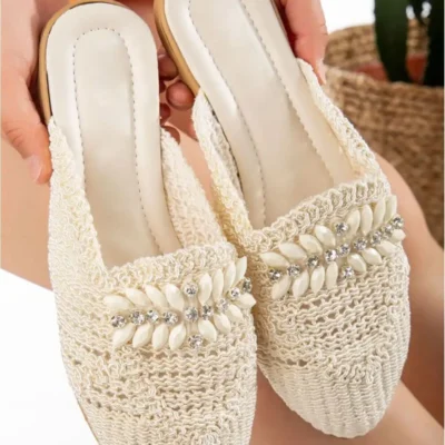 کفش راحتی خانه صندل بافتنی زنانه با پنل جلو بسته، با طراحی بافت و جزئیات سنگی، مناسب برای تابستان و استفاده در یا ساحل. - 5349