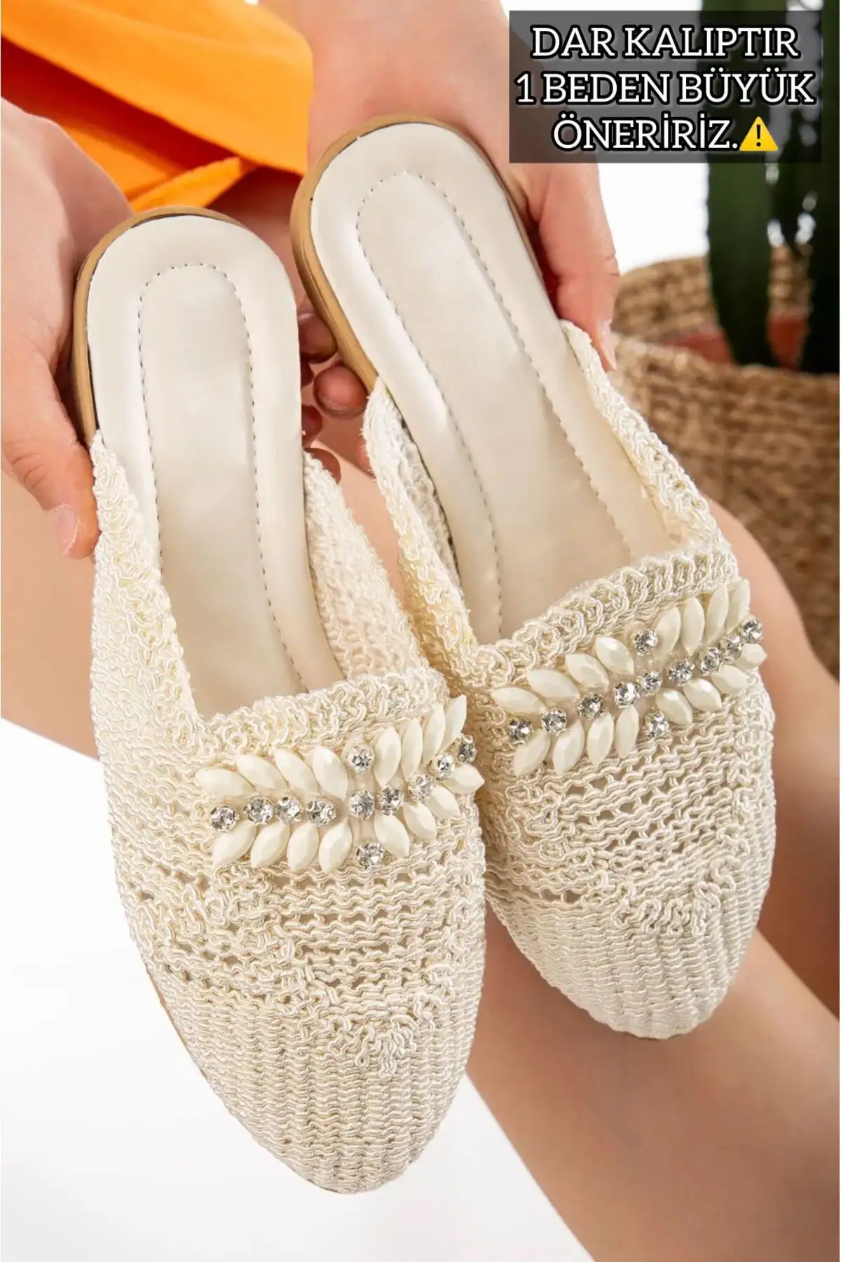 کفش راحتی خانه صندل بافتنی زنانه با پنل جلو بسته، با طراحی بافت و جزئیات سنگی، مناسب برای تابستان و استفاده در یا ساحل. - 5349