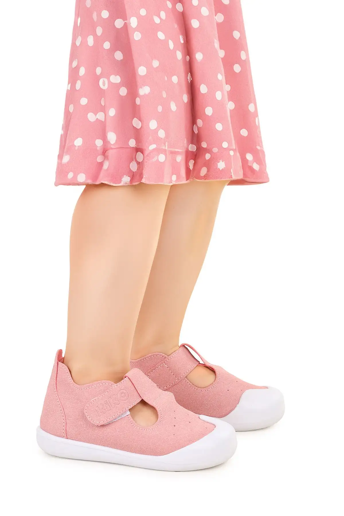 کفش بچگانه کفش روزمره دخترانه کمرنگ الروی با بند چسبی کادمازی کیدز - 3599 کفش بچگانه کفش روزمره دخترانه کمرنگ الروی با بند چسبی کادمازی کیدز - 3599