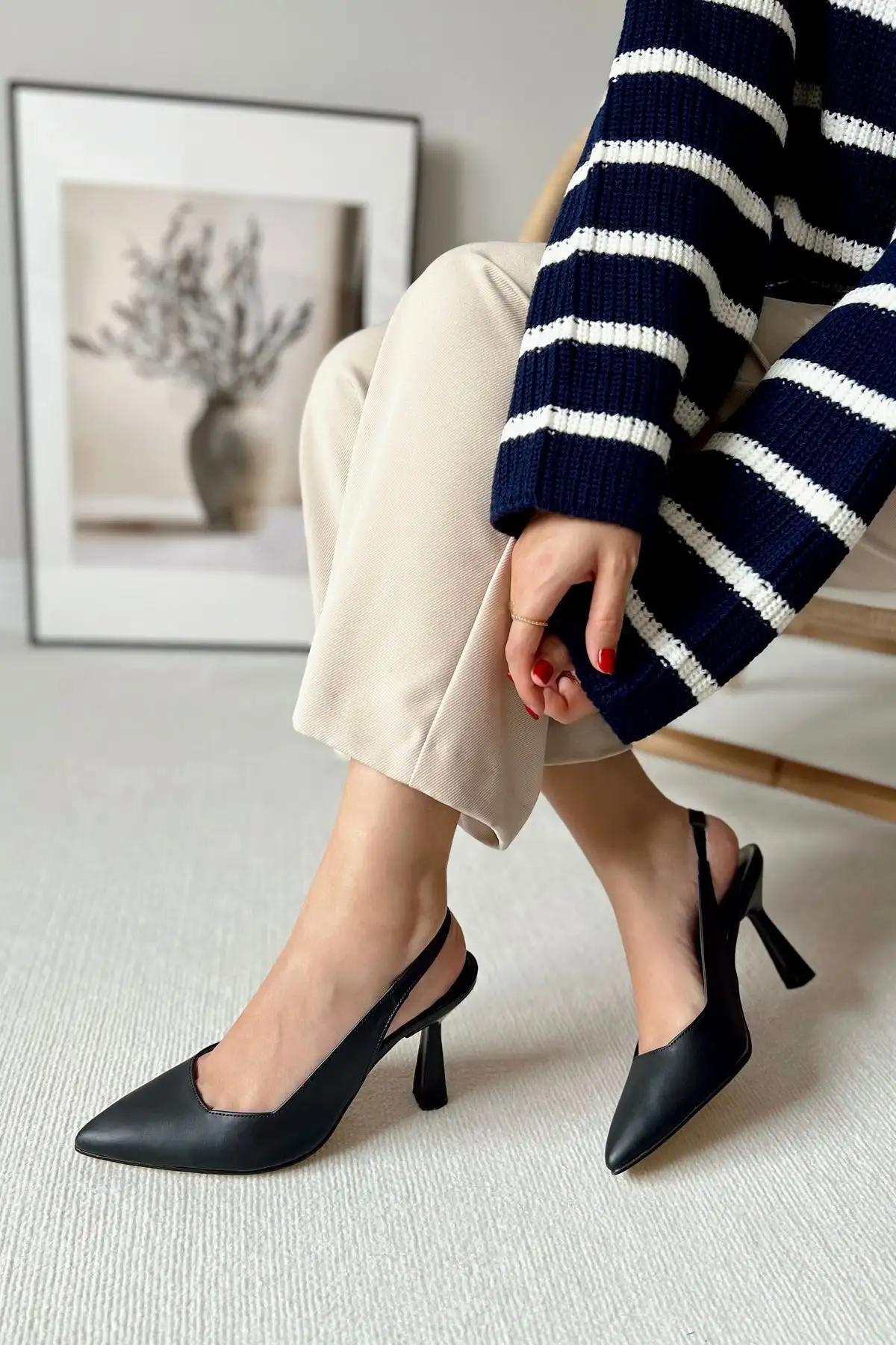 کفش اداری زنانه پاشنه‌بلند مدل استایلتو با زیره مشکی و نوک تیز، پشت باز و مناسب مجالس - 5079