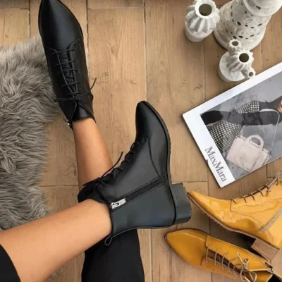 بوت و نیم‌ بوت زنانه چکمه سیاه چرم با نک تیز زیپ، چکمه پستی تکی با بندهای معملی - 5020