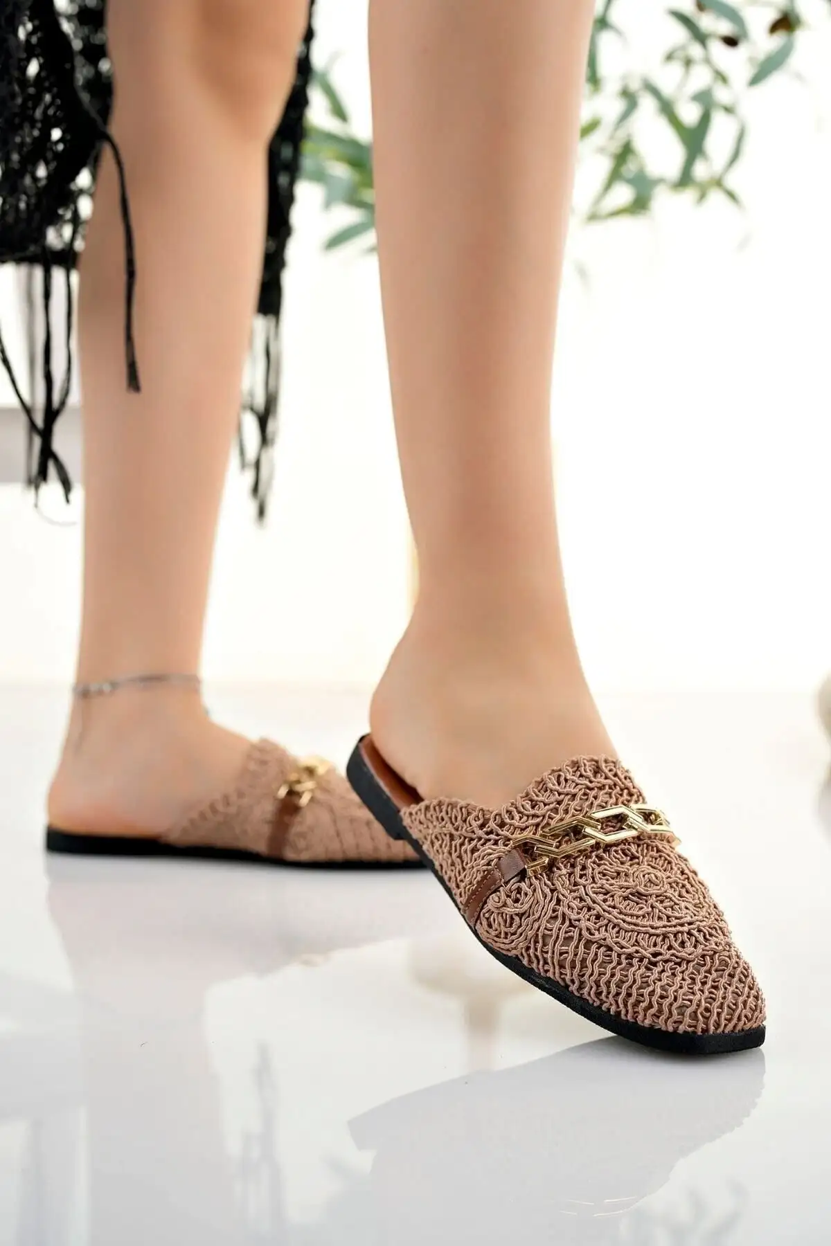 کفش راحتی خانه صندل زنانه جلو بسته حصیری رنگ تبا با طرح گلدوزی و مناسب برای استفاده روزمره و جهیزیه - 5356