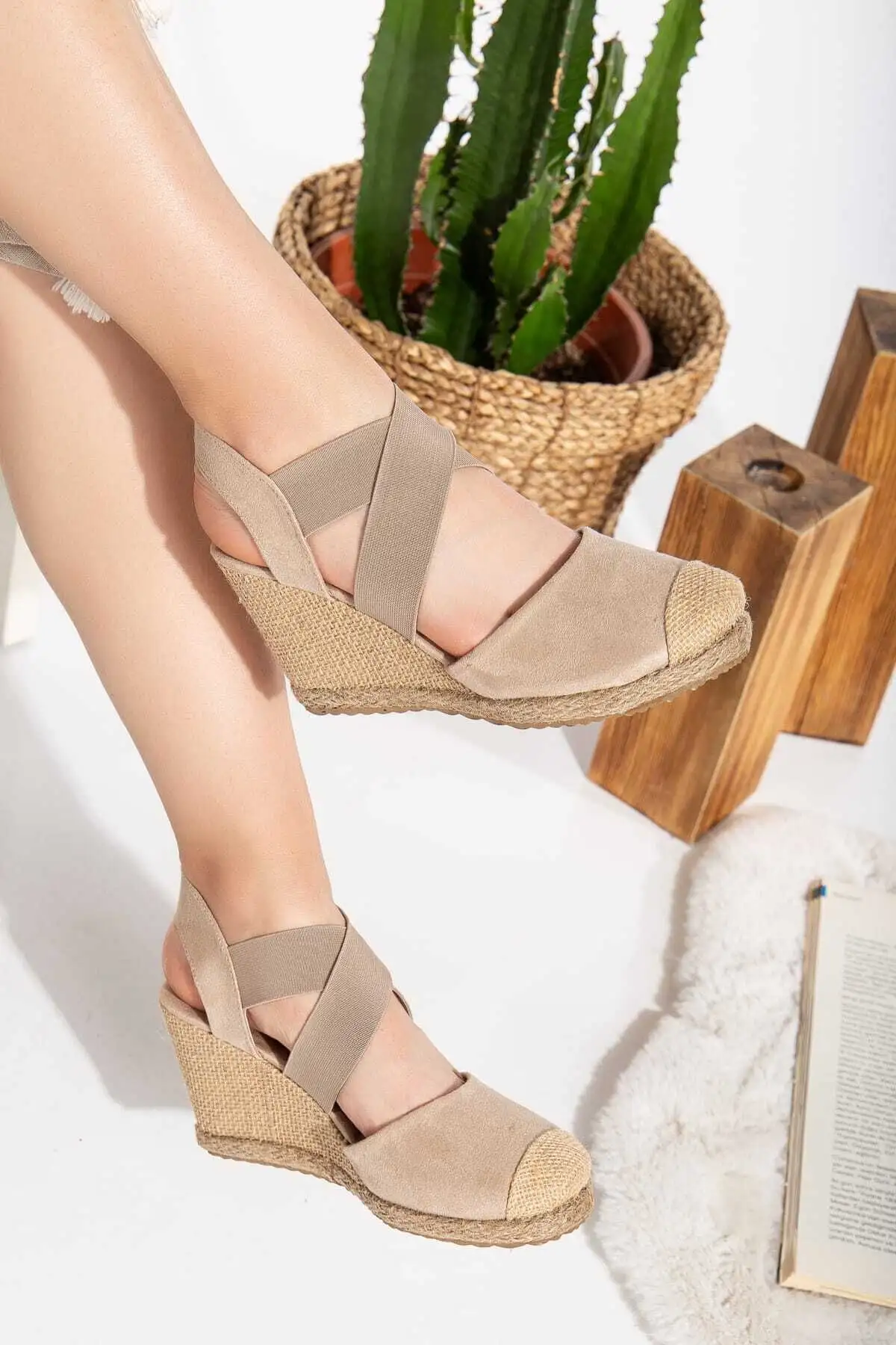 کفش پاشنه بلند زنانه مدل  پاشنه   با رویه جیر رنگ بژ و جزئیات حصیری و لاستیکی، کد مدل 03 - 4439 کفش پاشنه بلند زنانه مدل پاشنه با رویه جیر رنگ بژ و جزئیات حصیری و لاستیکی، کد مدل 03 - 4439