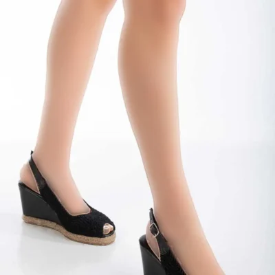 کفش پاشنه‌ بلند زنانه با تزئینات دکمه‌دار و نوک مشکی - 4304