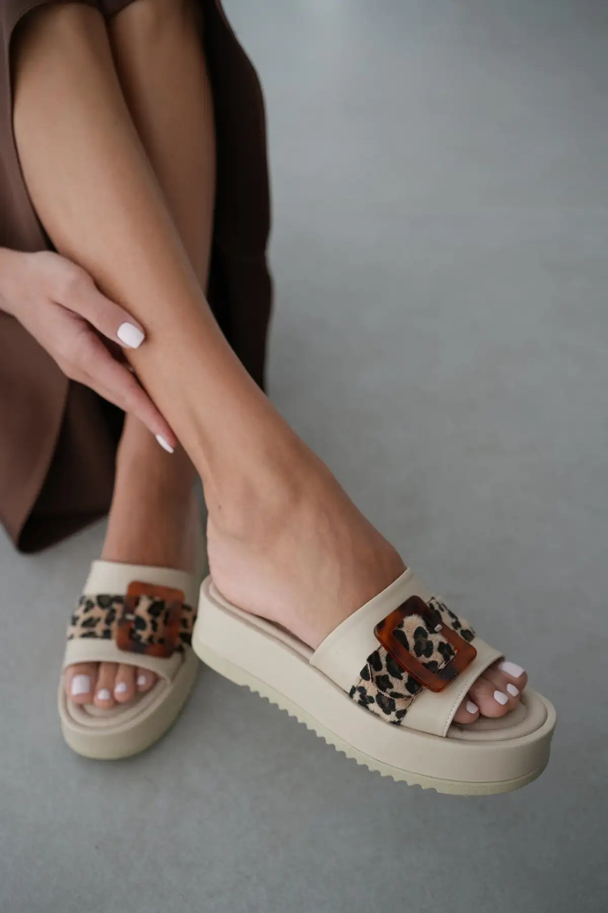 کفش راحتی خانه کفش راحتی زنانه با جزئیات قلابی طرح پلنگی مارلی - بژ - 3244 کفش راحتی خانه کفش راحتی زنانه با جزئیات قلابی طرح پلنگی مارلی - بژ - 3244