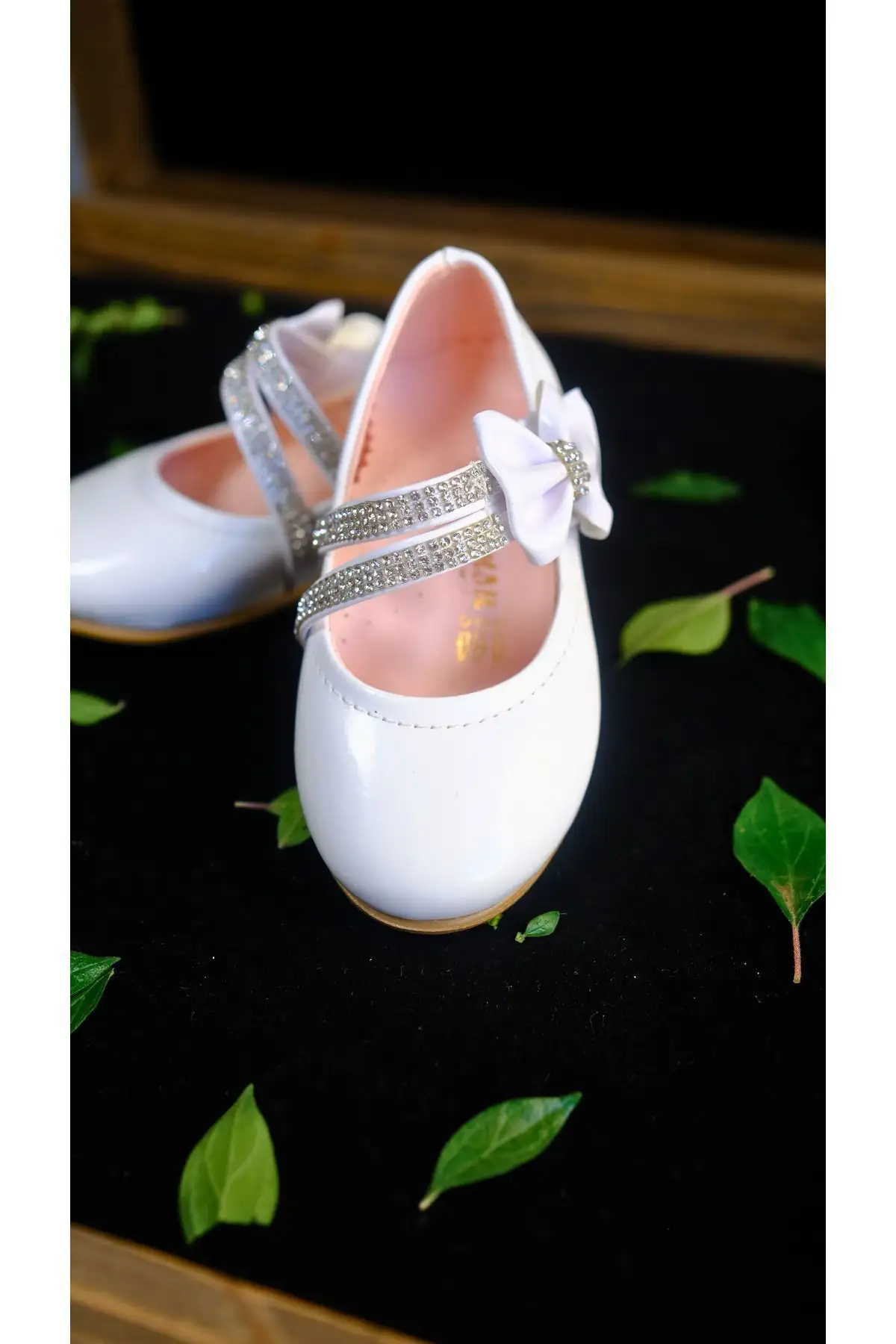 کفش بچگانه بافت  دخترانه با سنگهای سفید و سگک چسبی با نوک فرفری - 4411 کفش بچگانه بافت دخترانه با سنگهای سفید و سگک چسبی با نوک فرفری - 4411