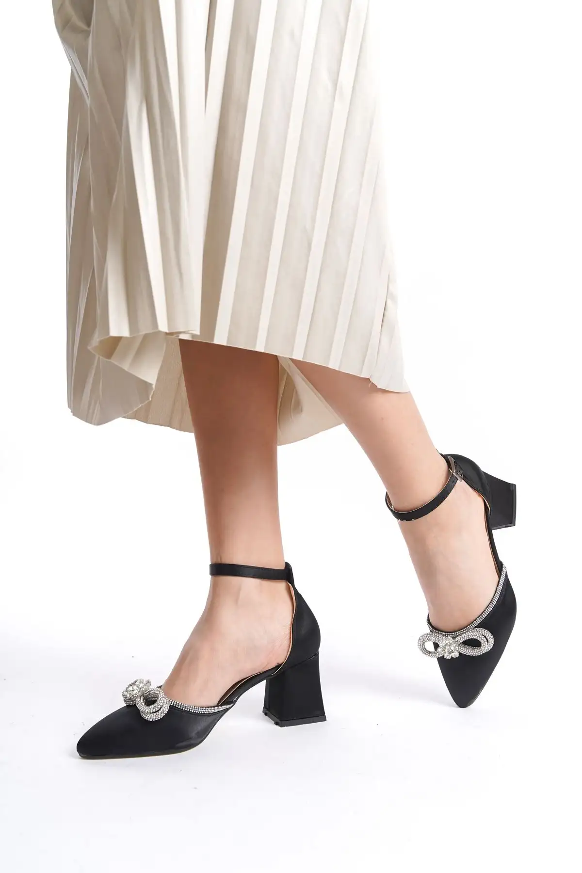 کفش اداری زنانه کفش پاشنه بلند زنانه مخمل مشکی با تزئینات سنگی و پاپیونی BG1042-119-0019 - 3544 کفش اداری زنانه کفش پاشنه بلند زنانه مخمل مشکی با تزئینات سنگی و پاپیونی BG1042-119-0019 - 3544