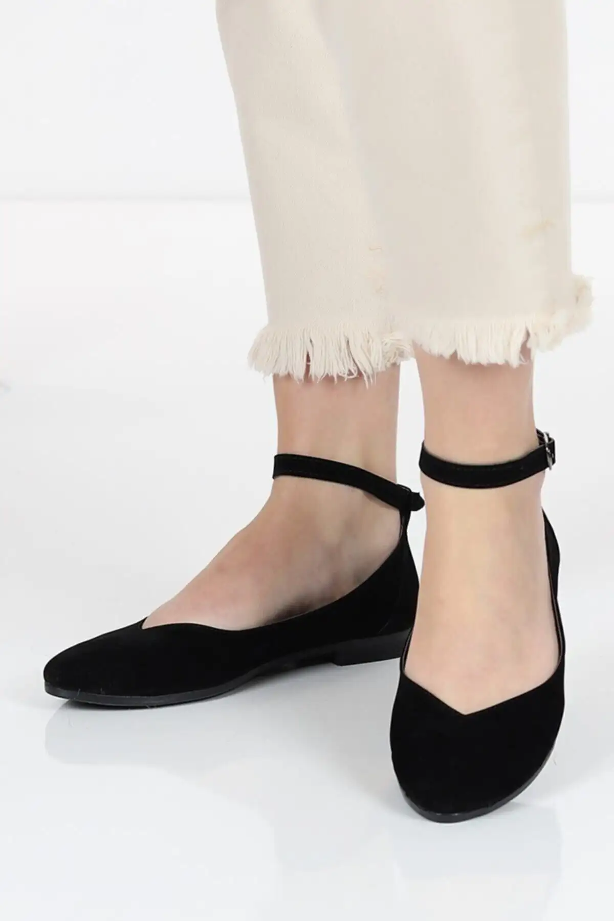 کفش تخت زنانه پاشنه کوتاه مشکی جیر با بند مچ - 5190 کفش تخت زنانه پاشنه کوتاه مشکی جیر با بند مچ - 5190