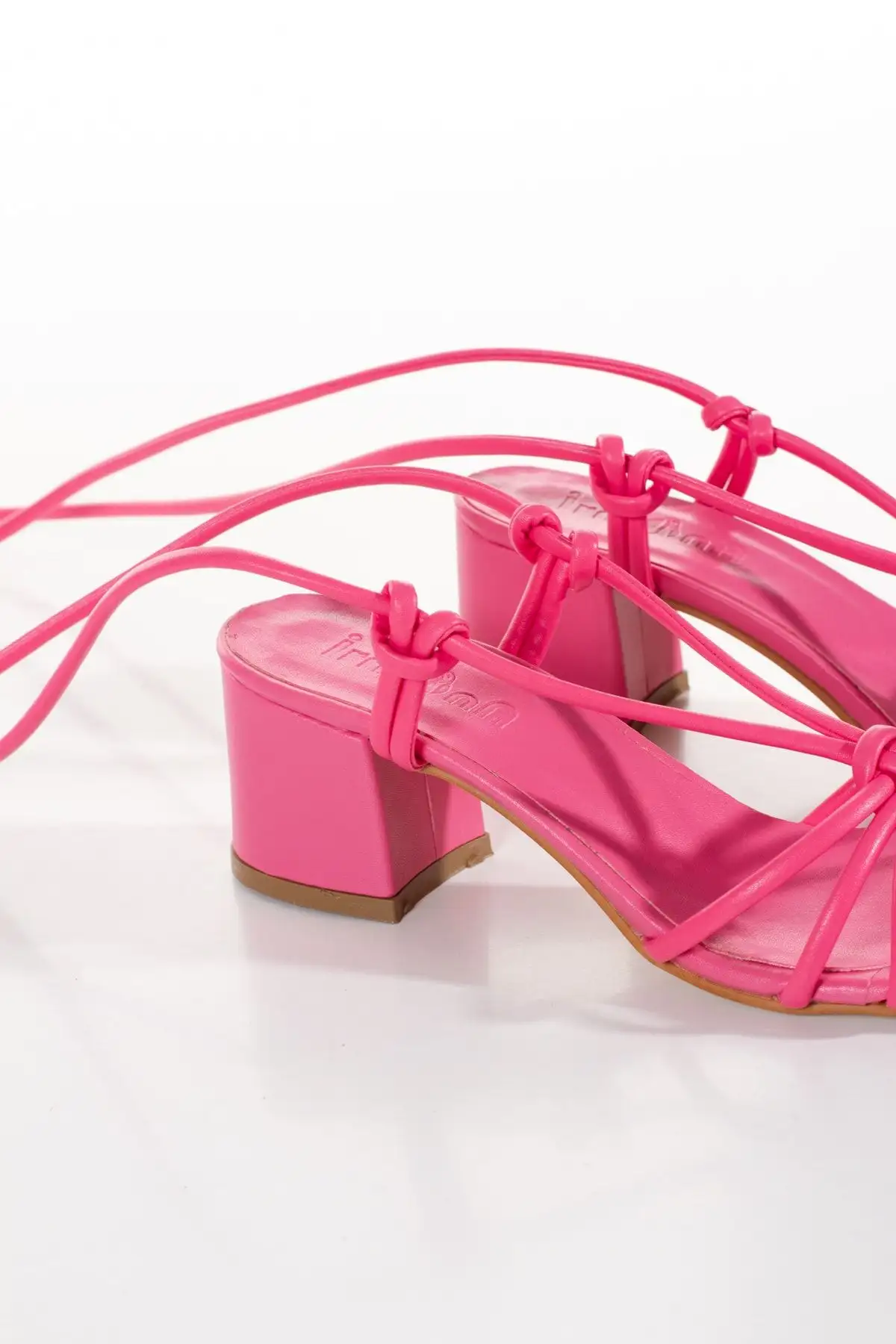 کفش صندل زنانه   پاشنهدار کوتاه با بند صورتی کلاپاترا - 5419 کفش صندل زنانه پاشنهدار کوتاه با بند صورتی کلاپاترا - 5419