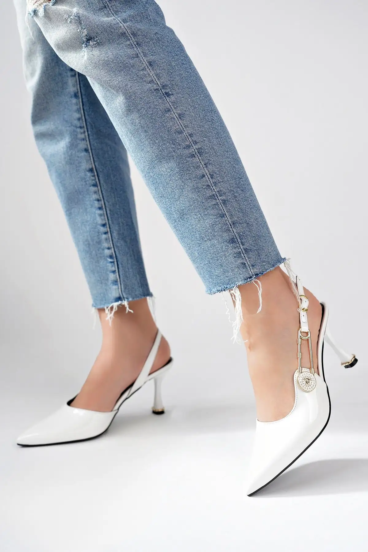 کفش پاشنه بلند زنانه پاشنه با قفل لاکی سفید - پاشنه باریک و شیک | مناسب برای مراسم عروسی و ترکیبهای اداری - 5134 کفش پاشنه بلند زنانه پاشنه با قفل لاکی سفید - پاشنه باریک و شیک | مناسب برای مراسم عروسی و ترکیبهای اداری - 5134
