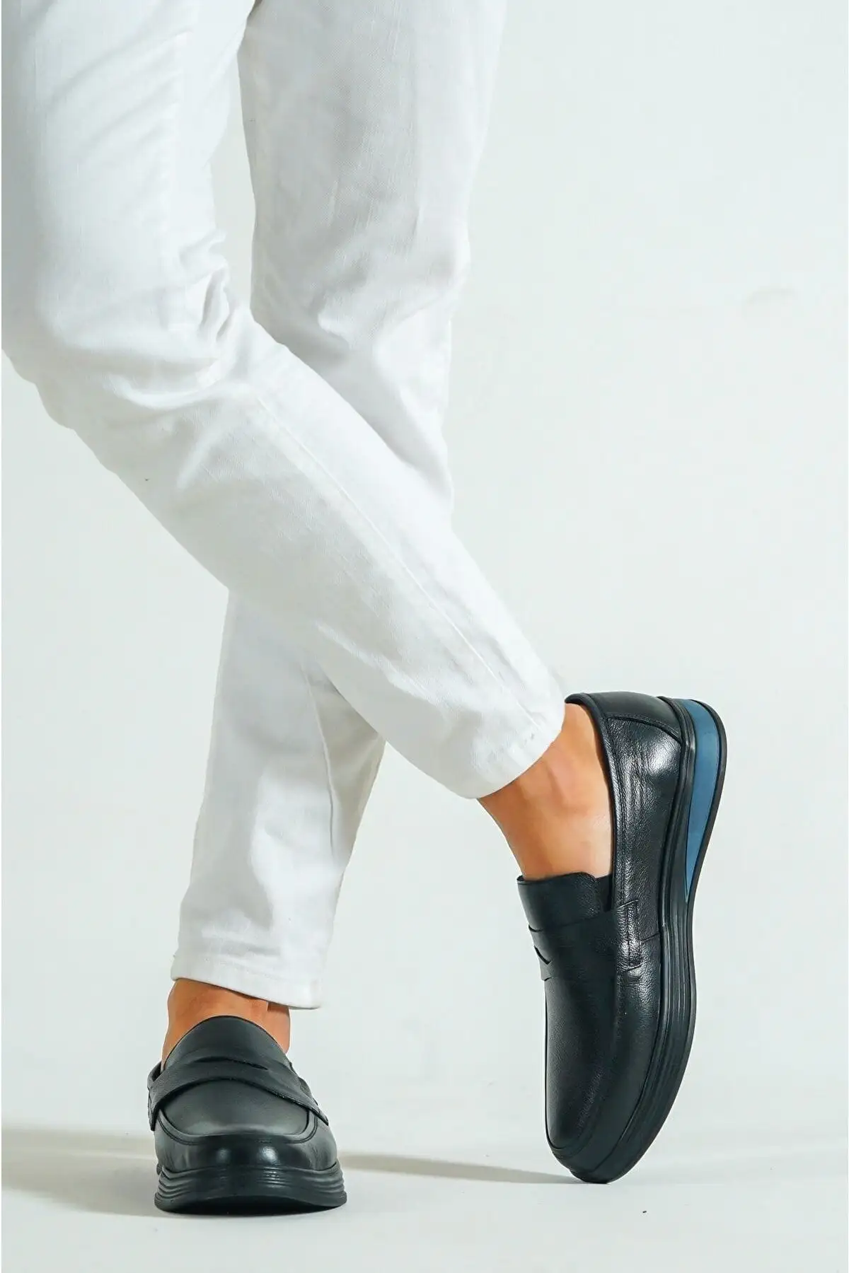 کفش روزمره مردانه  چرم طبیعی  کاشیور سیاه مدل MRD7-0710 - 4802 کفش روزمره مردانه چرم طبیعی کاشیور سیاه مدل MRD7-0710 - 4802