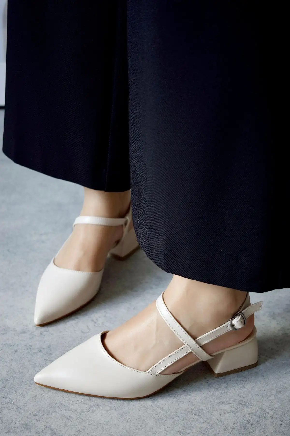 کفش اداری زنانه   پاشنه کوتاه بلوکی نوک تیز از چرم مات خالص - 5083 کفش اداری زنانه پاشنه کوتاه بلوکی نوک تیز از چرم مات خالص - 5083