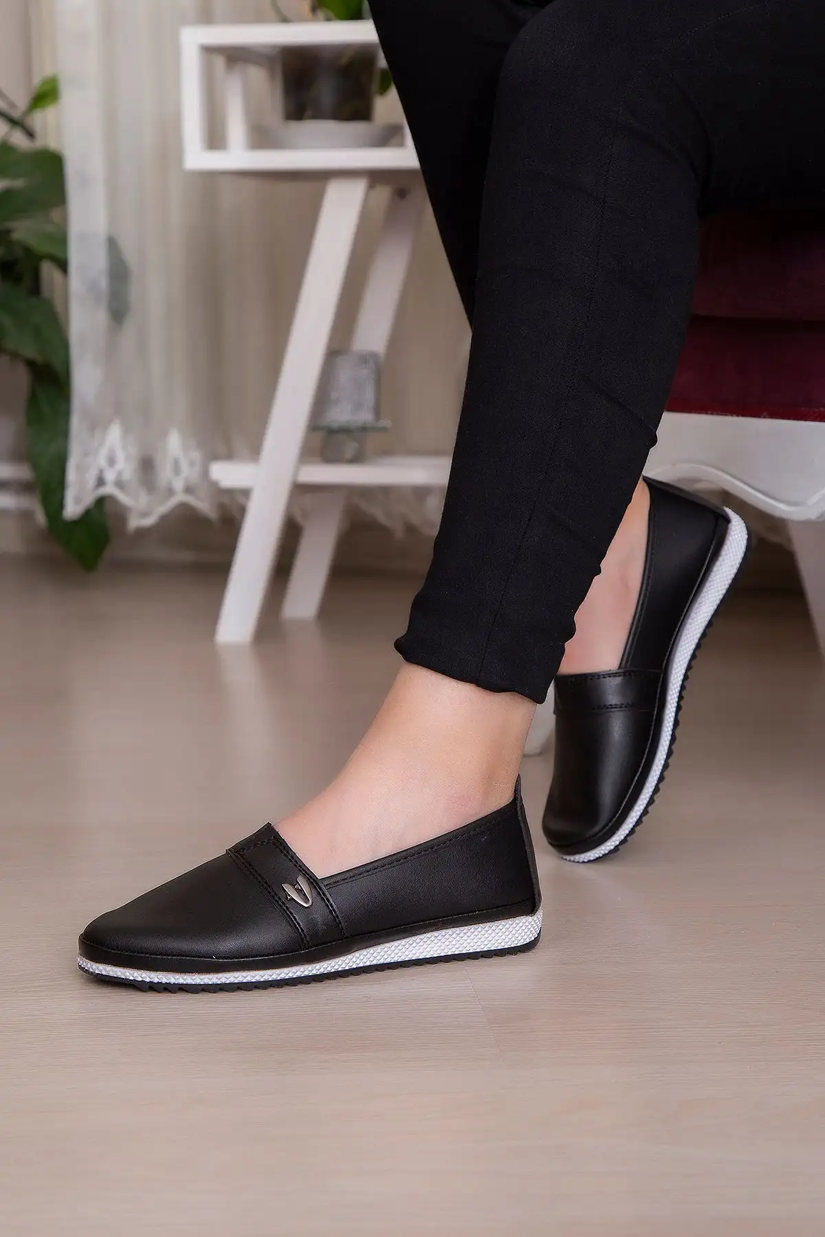 کفش تخت زنانه  روباز  نرم و روزمره با بند و سوراخهای روی سطح - 4540 کفش تخت زنانه روباز نرم و روزمره با بند و سوراخهای روی سطح - 4540