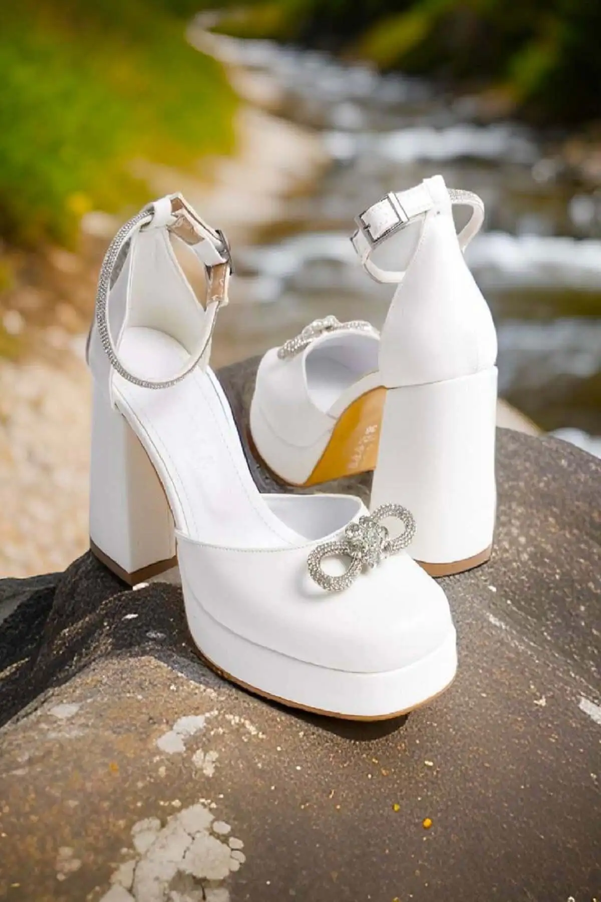 کفش پاشنه بلند زنانه  پلتفرم عروس/برای مراسم عروسی و روزهای ویژه با تزئینات مرواریدی و کیف دستی صدفی هدیه. - 4333 کفش پاشنه بلند زنانه پلتفرم عروس/برای مراسم عروسی و روزهای ویژه با تزئینات مرواریدی و کیف دستی صدفی هدیه. - 4333