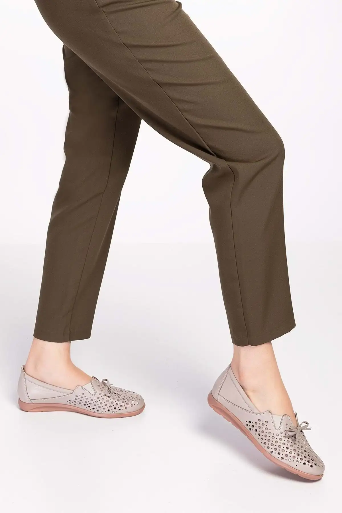 کفش تخت زنانه  روزمره با کفی ارتوپدیک از چرم طبیعی - مدل اسفا 2605 - 4547 کفش تخت زنانه روزمره با کفی ارتوپدیک از چرم طبیعی - مدل اسفا 2605 - 4547