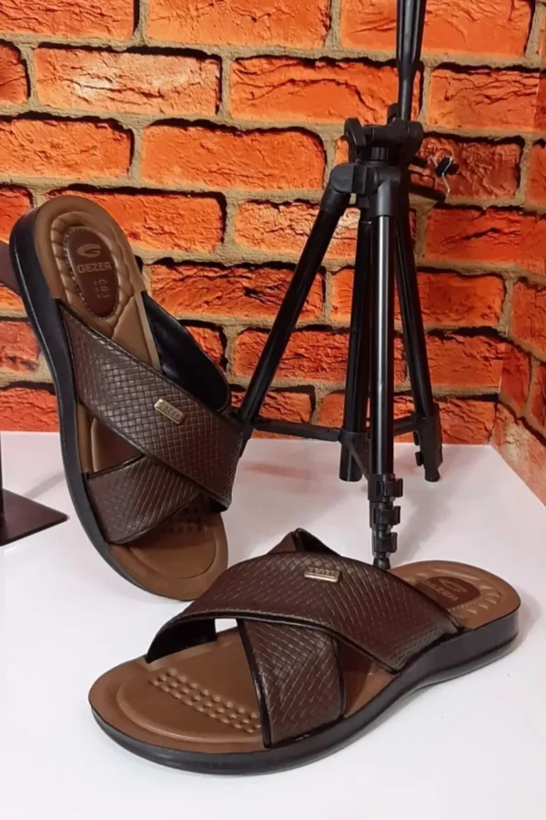 صندل مردانه چرم مصنوعی قهوه‌ای ۱۲۵۹۸ - 3266