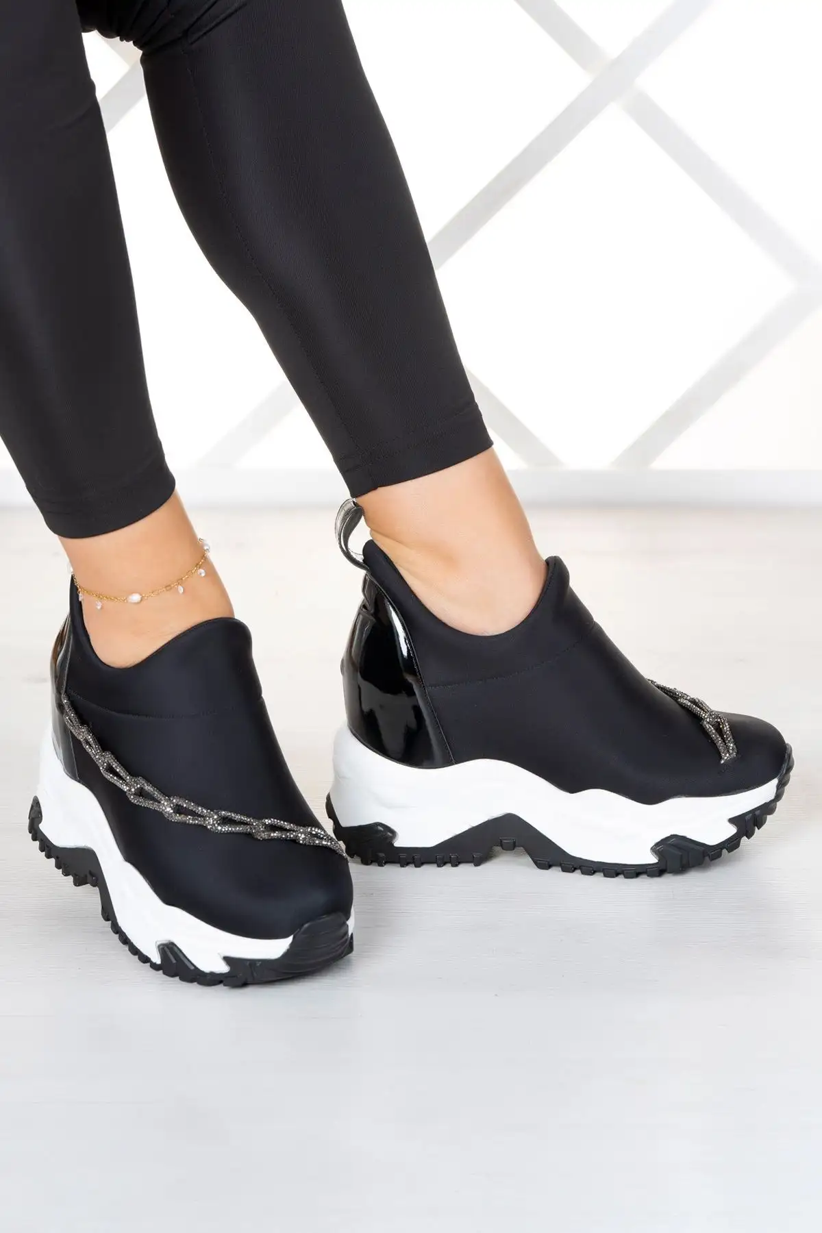 کفش پاشنه بلند زنانه  روزمره مگی با زنجیر نقرهای و سنگدار با پاشنه مخفی کشی - 4339 کفش پاشنه بلند زنانه روزمره مگی با زنجیر نقرهای و سنگدار با پاشنه مخفی کشی - 4339