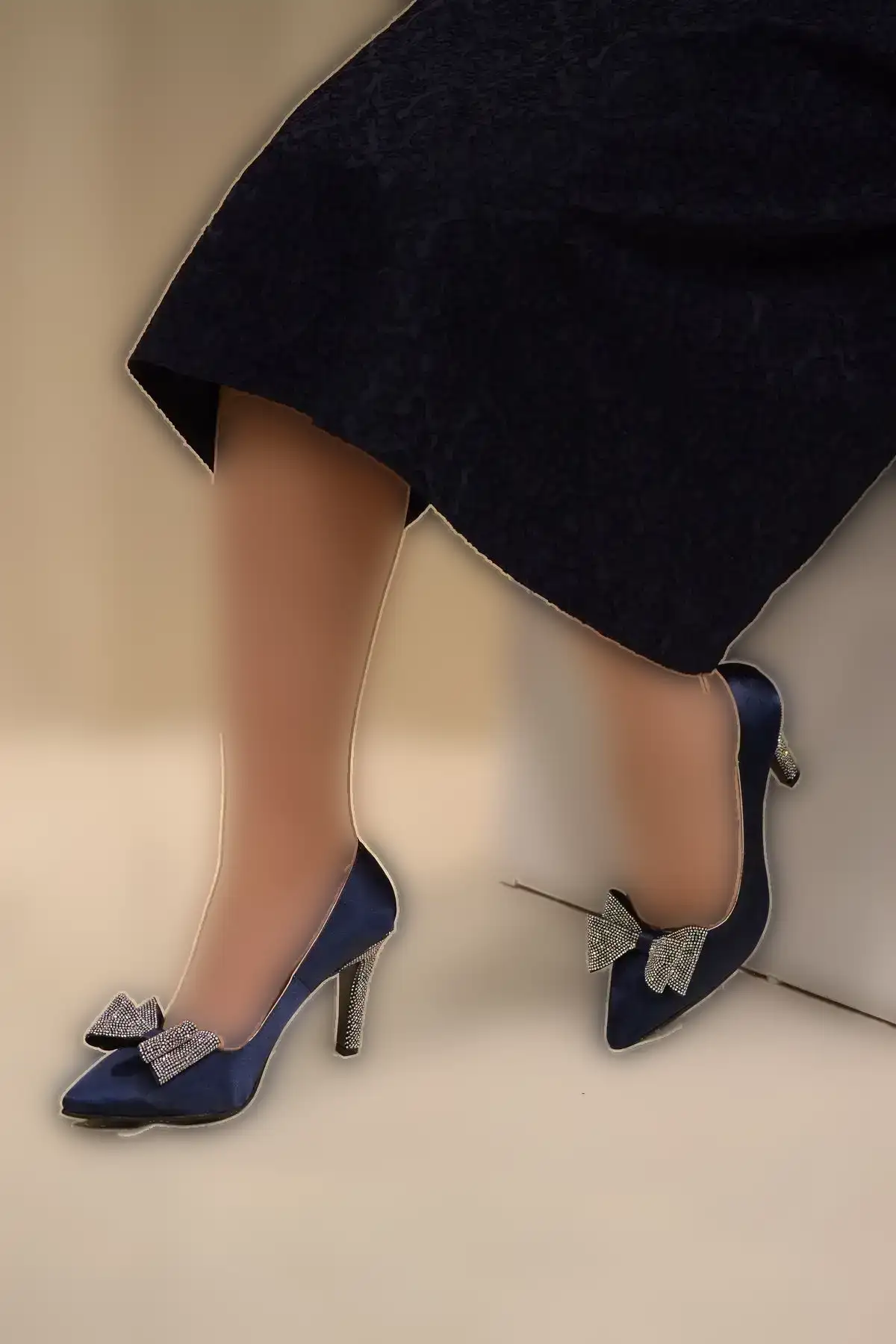 کفش اداری زنانه کفش مجلسی زنانه با رویه ساتن آبی تیره و نوک تیز، دارای دو بند و پاشنه سنگدوزی شده. - 3558 کفش اداری زنانه کفش مجلسی زنانه با رویه ساتن آبی تیره و نوک تیز، دارای دو بند و پاشنه سنگدوزی شده. - 3558