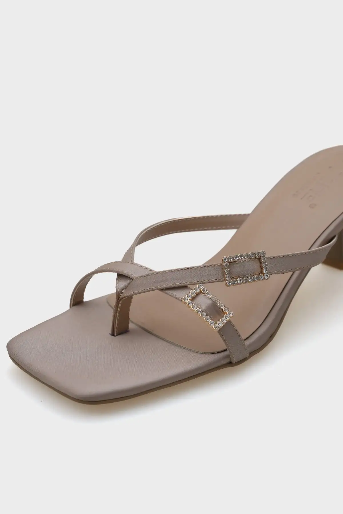 کفش راحتی خانه  پاشنه متوسط زنانه با بند و نگین دار و نوک کوتاه ساتن - 5255 کفش راحتی خانه پاشنه متوسط زنانه با بند و نگین دار و نوک کوتاه ساتن - 5255