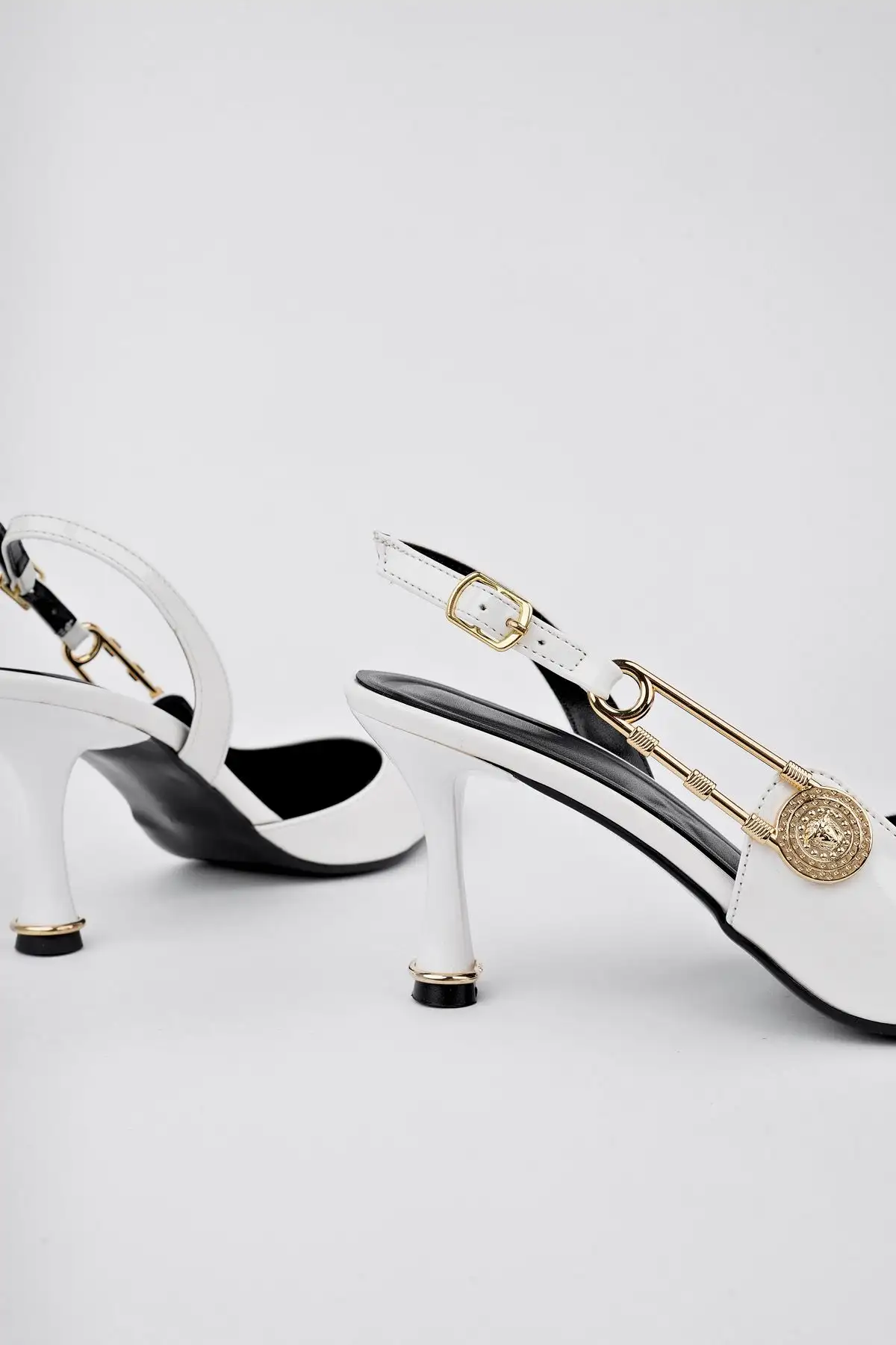 کفش پاشنه بلند زنانه پاشنه با قفل لاکی سفید - پاشنه باریک و شیک | مناسب برای مراسم عروسی و ترکیبهای اداری - 5134 کفش پاشنه بلند زنانه پاشنه با قفل لاکی سفید - پاشنه باریک و شیک | مناسب برای مراسم عروسی و ترکیبهای اداری - 5134