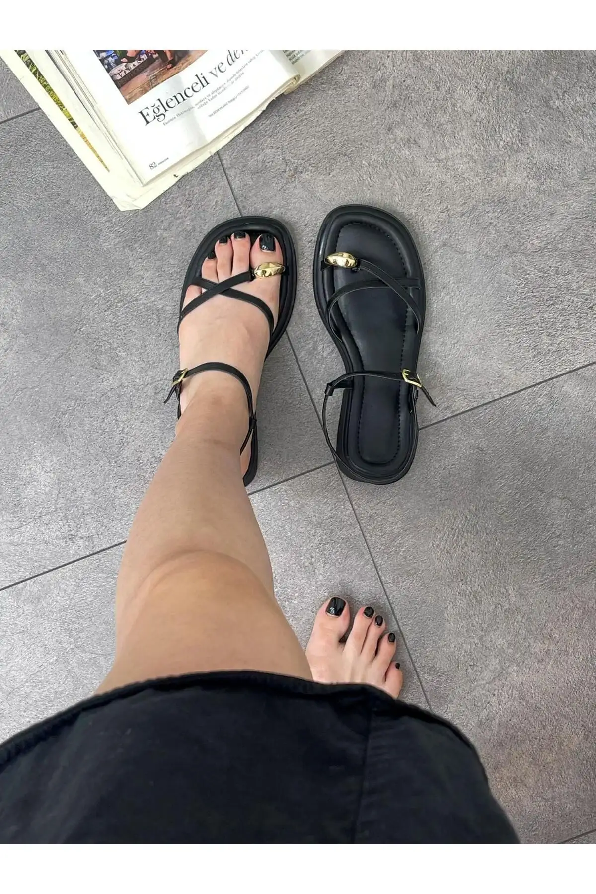 کفش صندل زنانه   با جزئیات قفل (هارپر) از چرم مشکی - 5402 کفش صندل زنانه با جزئیات قفل (هارپر) از چرم مشکی - 5402