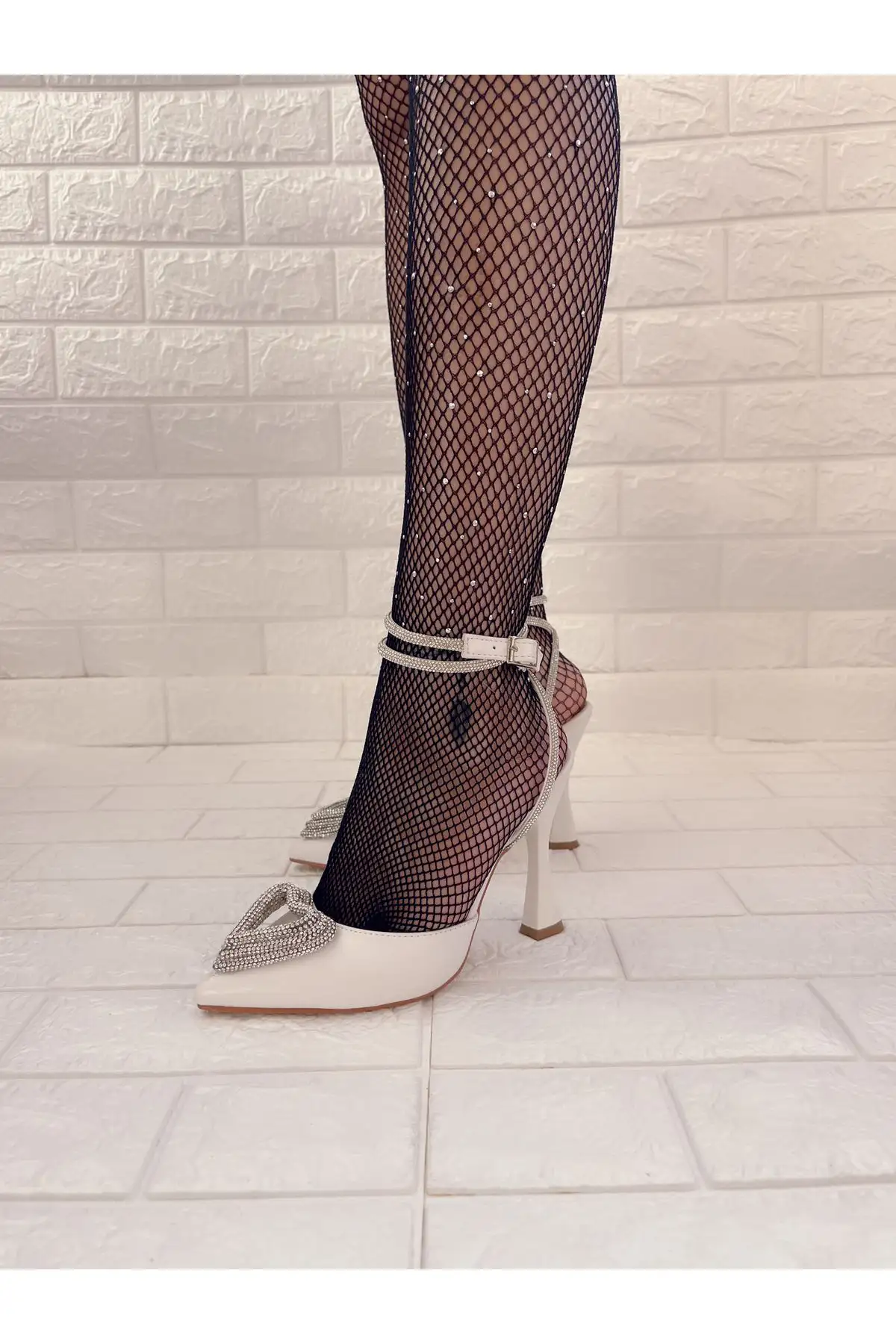 کفش پاشنه بلند زنانه  دار قلبی با رویه سفید چرم و سنگهای کریستالی - 4350 کفش پاشنه بلند زنانه دار قلبی با رویه سفید چرم و سنگهای کریستالی - 4350