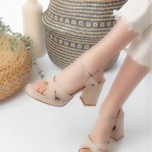 کفش پاشنه‌ بلند زنانه تِرا شیک مدرن صندل دار، مجلسی مناسب برای استفاده روزانه است. - 5140