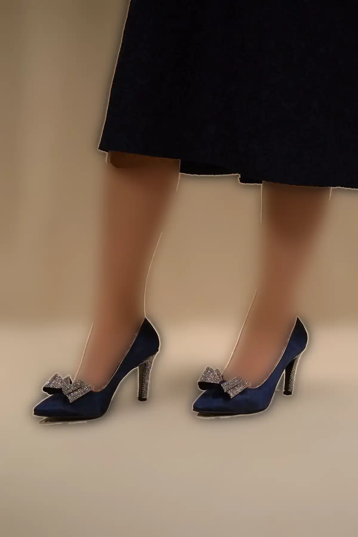 کفش اداری زنانه کفش مجلسی زنانه با رویه ساتن آبی تیره و نوک تیز، دارای دو بند و پاشنه سنگدوزی شده. - 3558 کفش اداری زنانه کفش مجلسی زنانه با رویه ساتن آبی تیره و نوک تیز، دارای دو بند و پاشنه سنگدوزی شده. - 3558