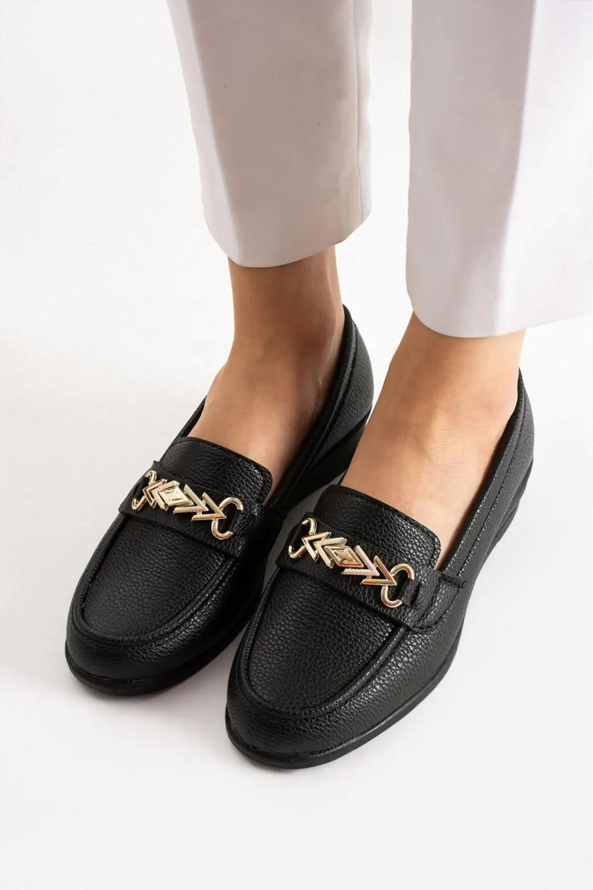 کفش زنانه روزمره اورتوپدیک با بند زنجیری و کفی راحت و سبک، مناسب برای مادران و هدیه‌ای شیک. - 4060