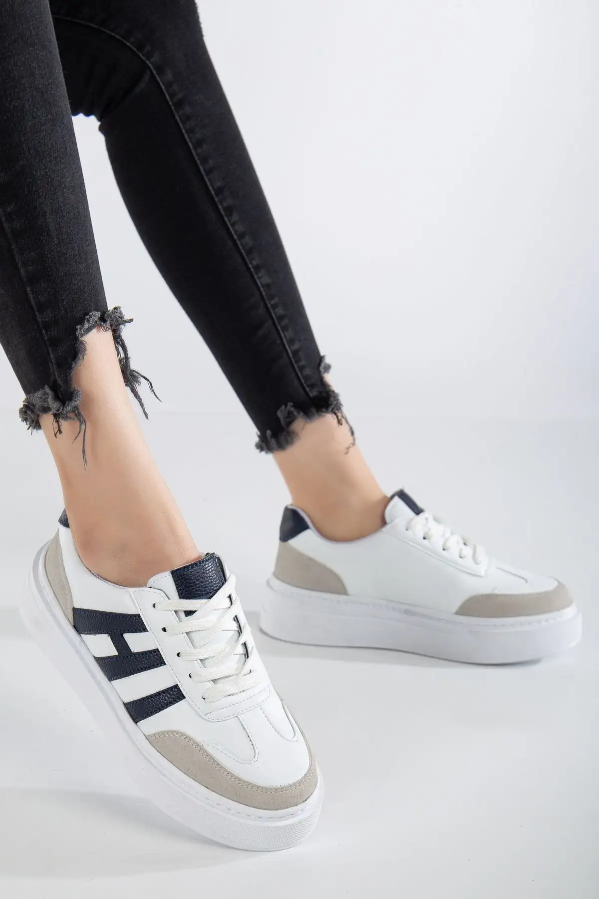 کفش زنانه  ورزشی  سفيد با ضمانت روزمره، با طراحی سبک و اورتودنیک، با زیره پلی (پلیاورتان) نرم و دوخت شده. - 4044 کفش زنانه ورزشی سفيد با ضمانت روزمره، با طراحی سبک و اورتودنیک، با زیره پلی (پلیاورتان) نرم و دوخت شده. - 4044