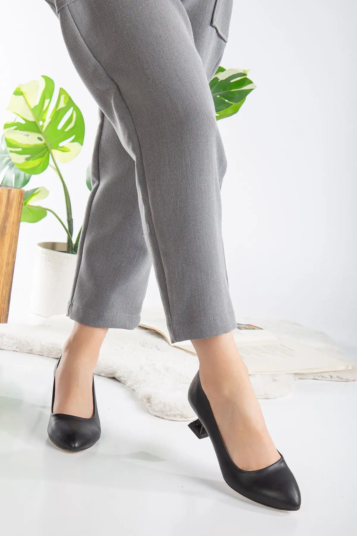 کفش پاشنه بلند زنانه   شیک و راحت  نیکول با زیره سیاه ۵ سانتیمتری - 4364 کفش پاشنه بلند زنانه شیک و راحت نیکول با زیره سیاه ۵ سانتیمتری - 4364