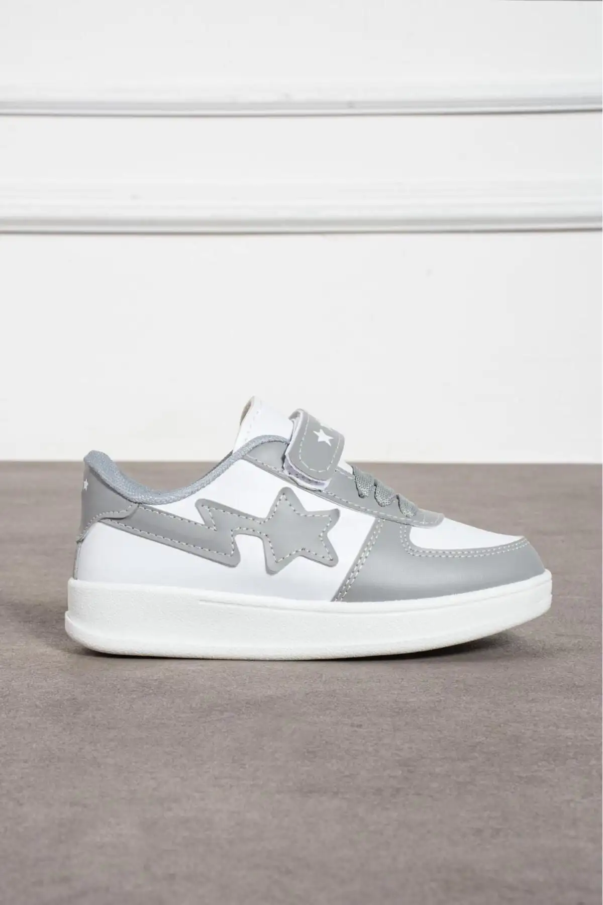 کفش پسرانه کفش مدرسه راحت و خوش comfortable برای بچهها به رنگ طوسی و سفید با بند چسبی و طراحی یونیسکس - 3715 کفش پسرانه کفش مدرسه راحت و خوش comfortable برای بچهها به رنگ طوسی و سفید با بند چسبی و طراحی یونیسکس - 3715