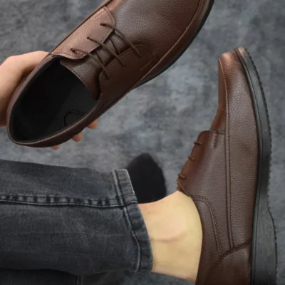 کفش روزمره مردانه قهوه‌ای بنددار با رویه چرم مصنوعی، پدرانه با طراحی کلاسیک و مدرن - 4784