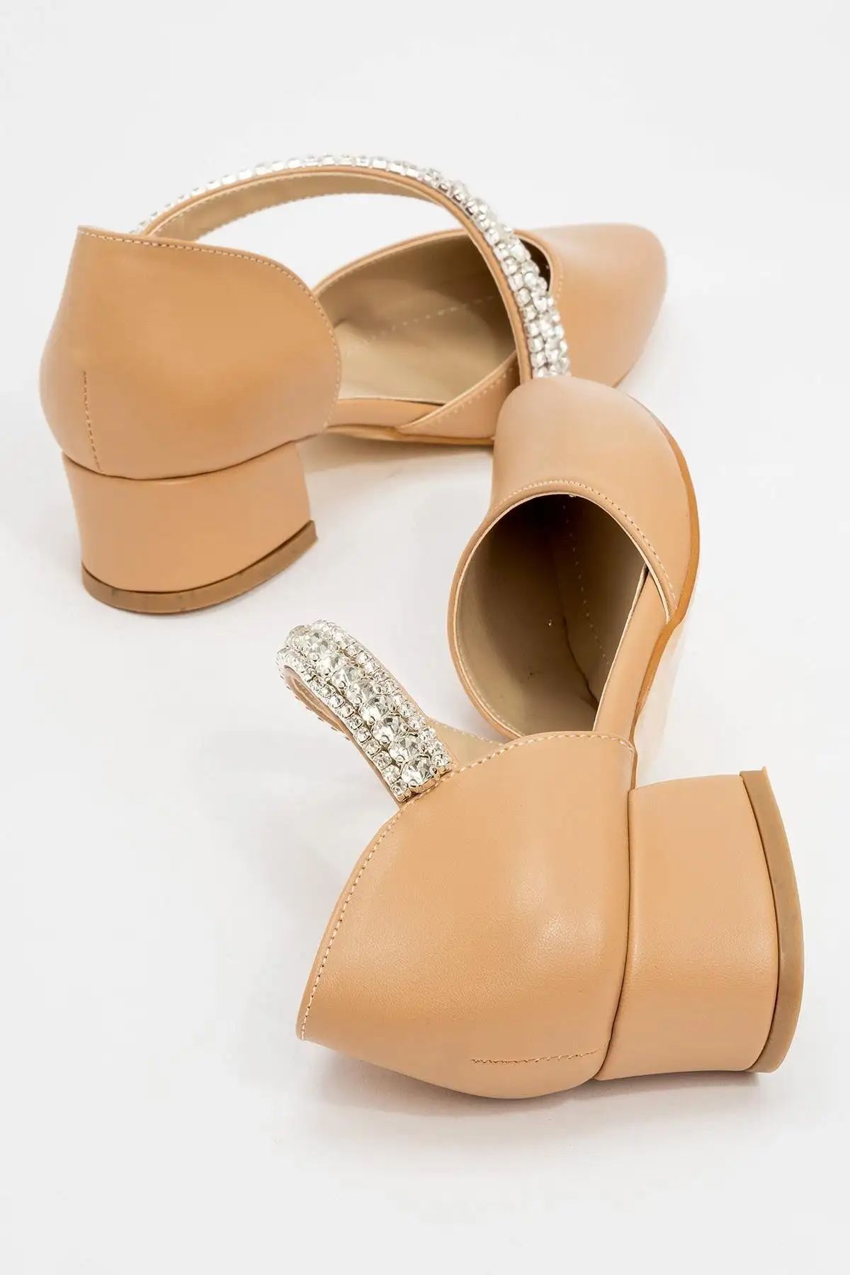 کفش تخت زنانه روزمره پاشنه‌دار سنگ‌دار به رنگ نود کمرنگ - 5337