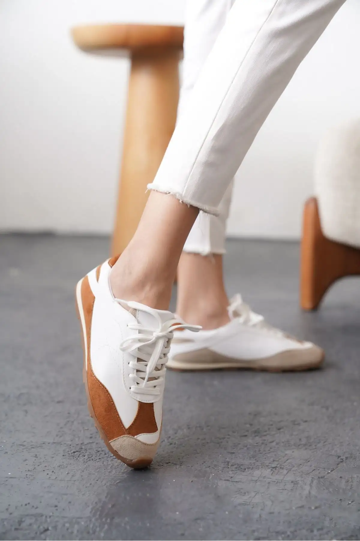 کفش زنانه  ورزشی  بوئنو - سفید-قهوهای - 4040 کفش زنانه ورزشی بوئنو - سفید-قهوهای - 4040