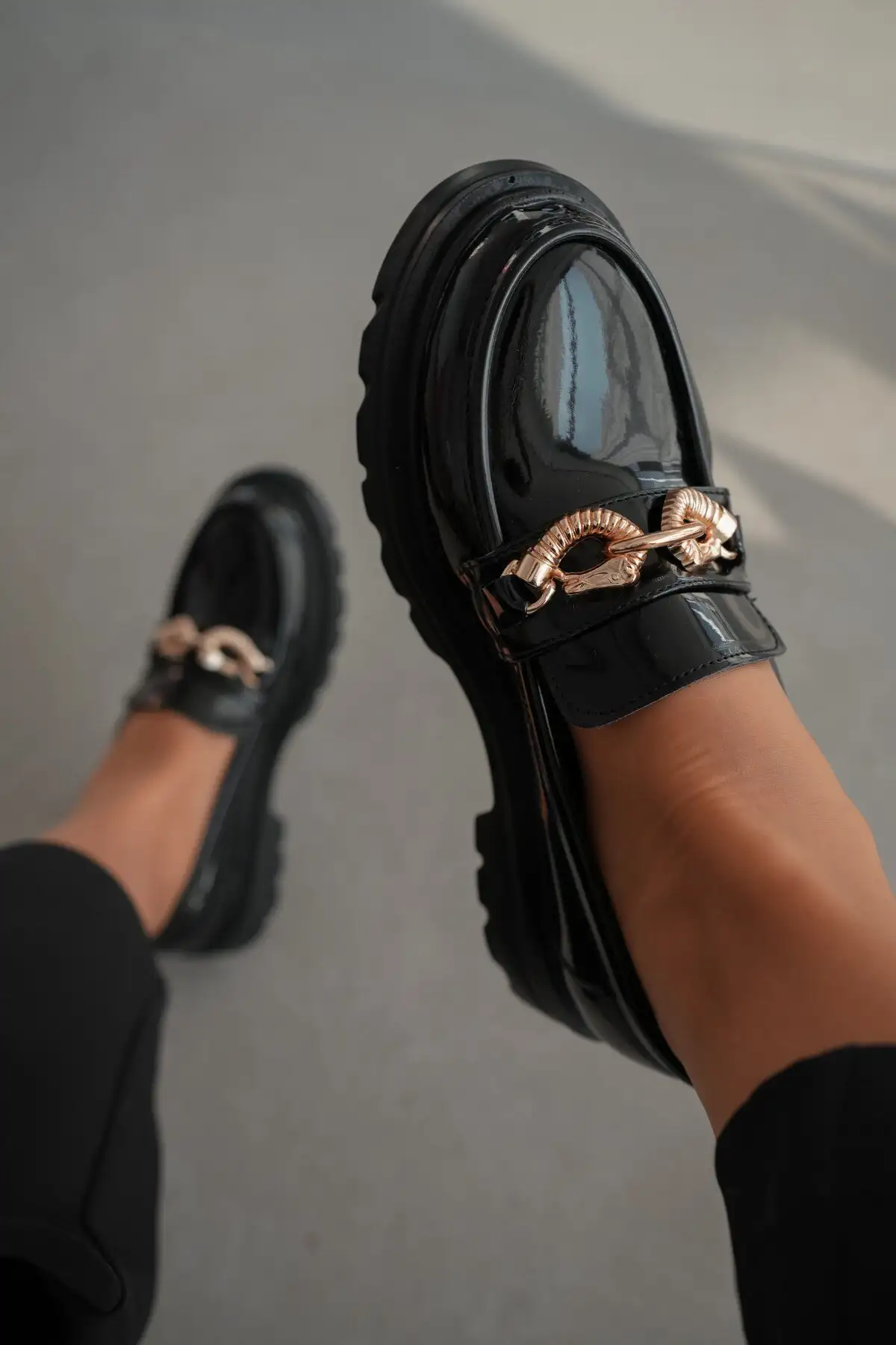 کفش تخت زنانه لوفر زنانه با پاشنه کوتاه و تزئینات لومی گلد - مشکی براق - 3241 کفش تخت زنانه لوفر زنانه با پاشنه کوتاه و تزئینات لومی گلد - مشکی براق - 3241